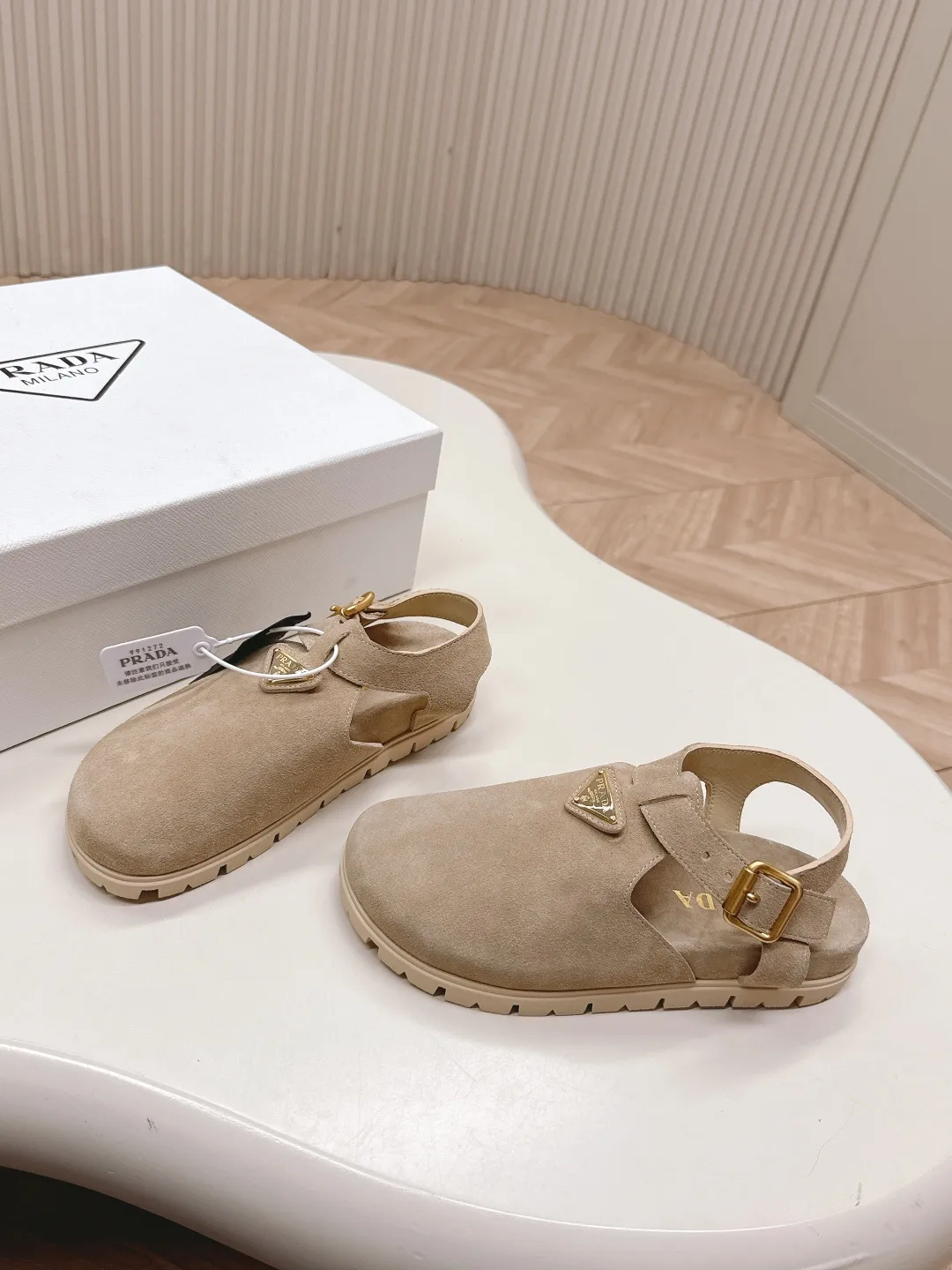 👟👟Ex-factory price 580👟👟Prada Boken bread shoes 2025 spring and summer new thick-soled sandals Velcro triangle buckle bread toe half slippers Latest catwalk series Classic upgrades Comfort and fashion coexist Each color combination looks good, and the design matches different style needs Upper: nubuck leather Inner: Original customization Outsole: TPU sole Shoe size: 35-41 (40.41 customization is non-refundable and non-exchangeable)